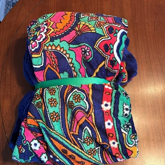 Vera Bradley retired throw NWT - Picture 2 of 3